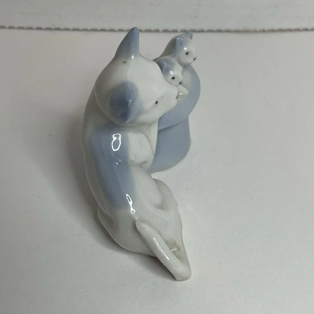 Husky Dog & 2 puppy figurines white & blue Japan Vintage
